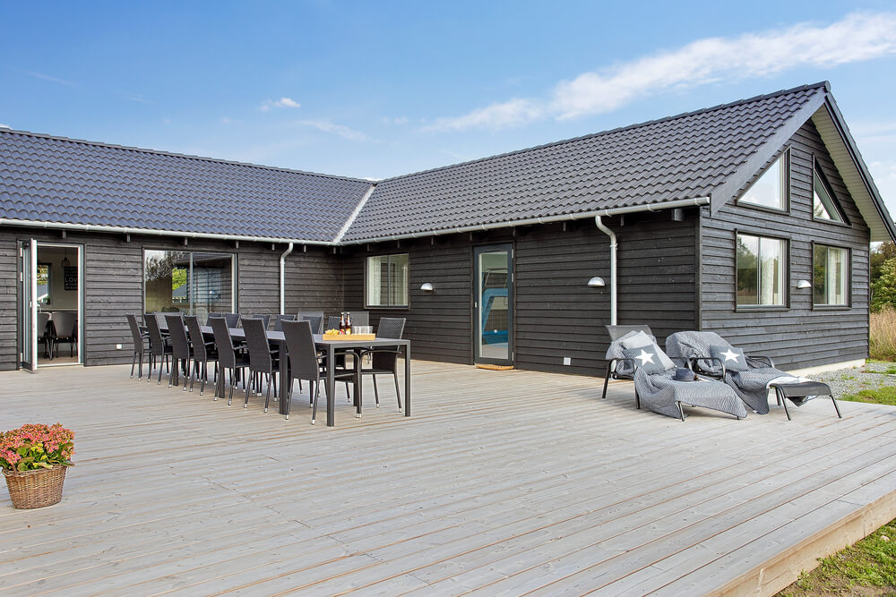 Njut av en grillkväll på terrassen i lyxstuga nr 395 i Nordsjälland