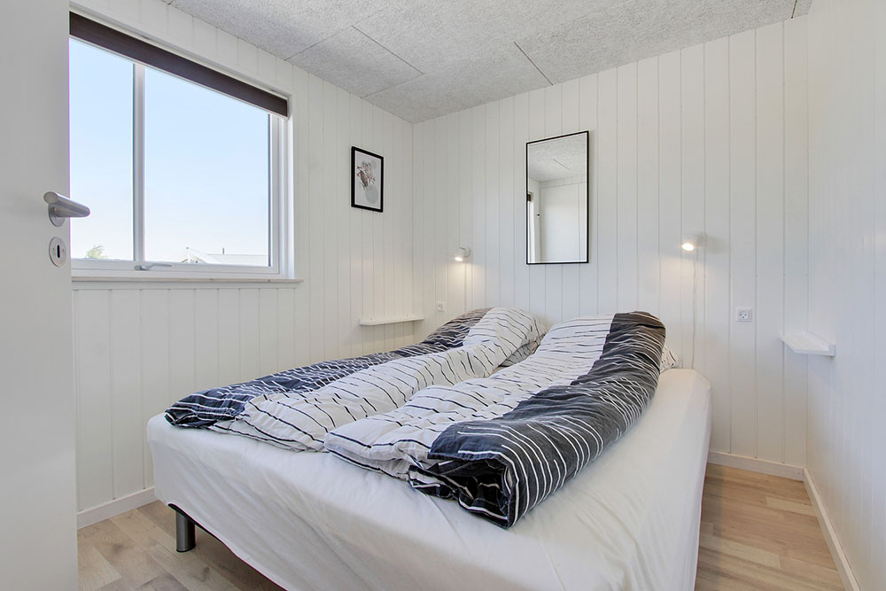 Ett av de 6 utmärkta sovrummen i lyxstuga nr 396 i Vestjylland.