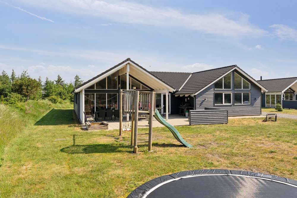 Till den trevliga sommarstugan nr 396 i Vestjylland erbjuds en mängd utomhusaktiviteter, t.ex. lektorn och gungor
