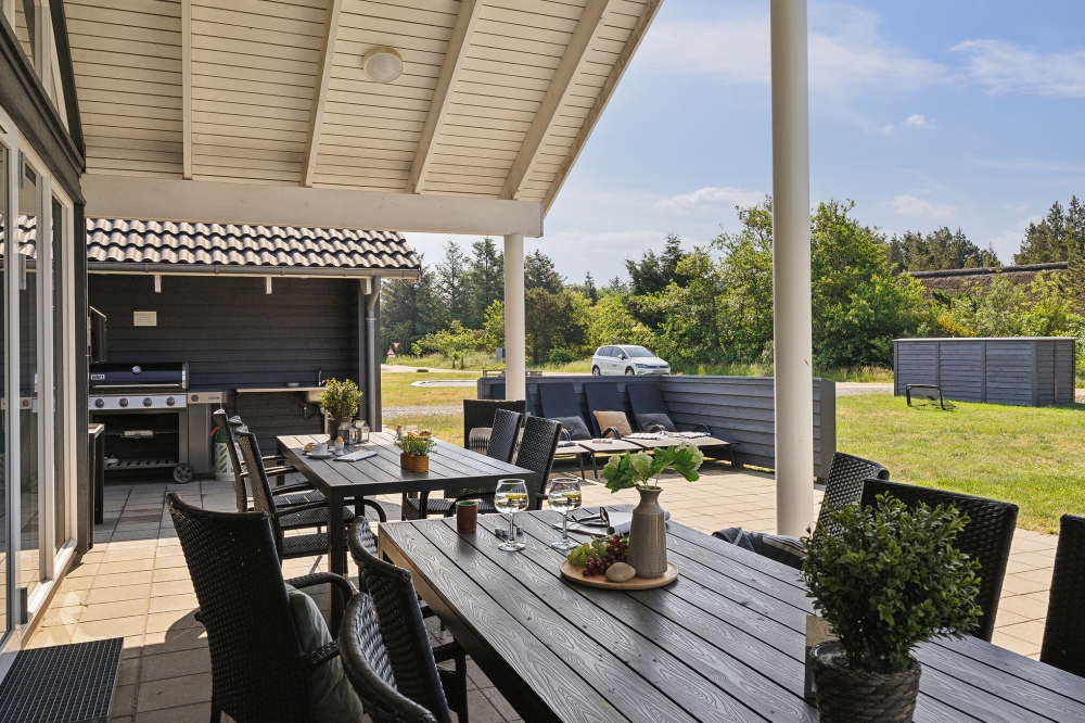 På terrassen i sommarhus nr 396 finns det plats för upp till 16 gäster.
