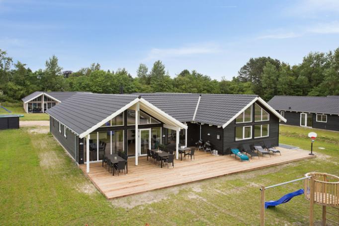 Den praktfulla poolstugan nr 388 med plats för 16 personer ligger i Nordsjälland