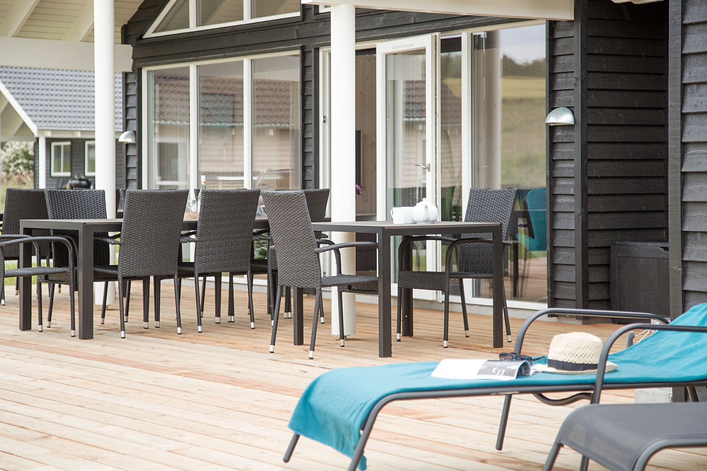 Njut av en grillkväll på terrassen i lyxstuga nr 388 i Nordsjälland