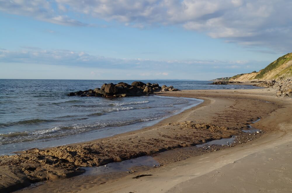 Stranden i närheten av lyxhus 388 i Nordsjälland bjuder in till en promenad.