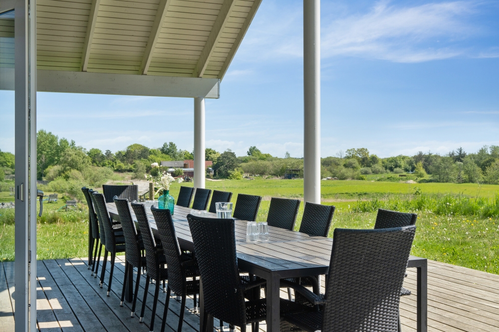 På terrassen i sommarhus nr 397 finns det plats för upp till 18 gäster.