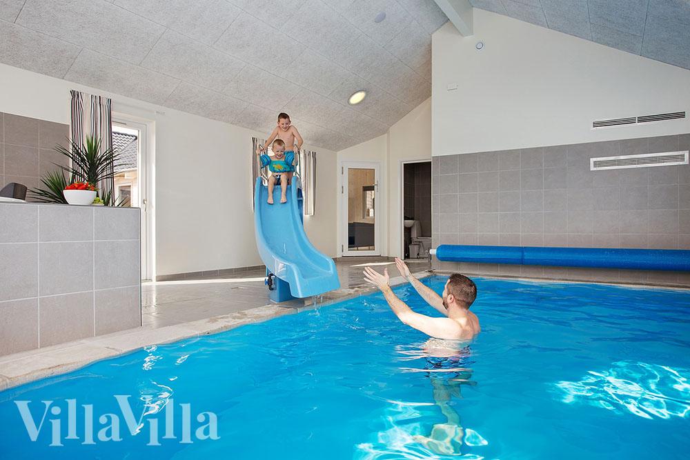 Sommarstuga 398 är inredd med en smakfull poolavdelning som har vattenrutschbana, ett stort inbyggt spapad och bastu