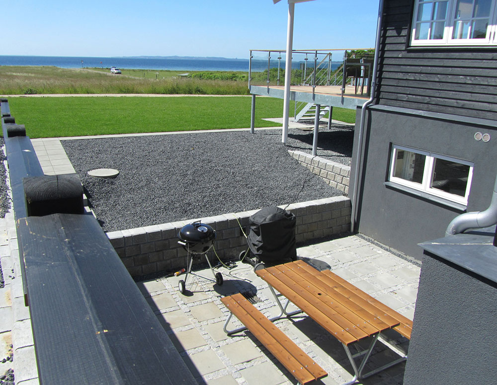 Njut av en grillkväll på terrassen i lyxstuga nr 400 i Østjylland