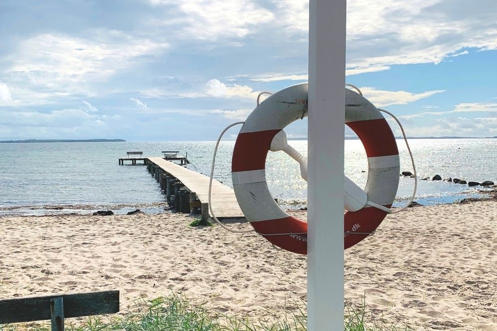Stranden i närheten av lyxhus 400.
