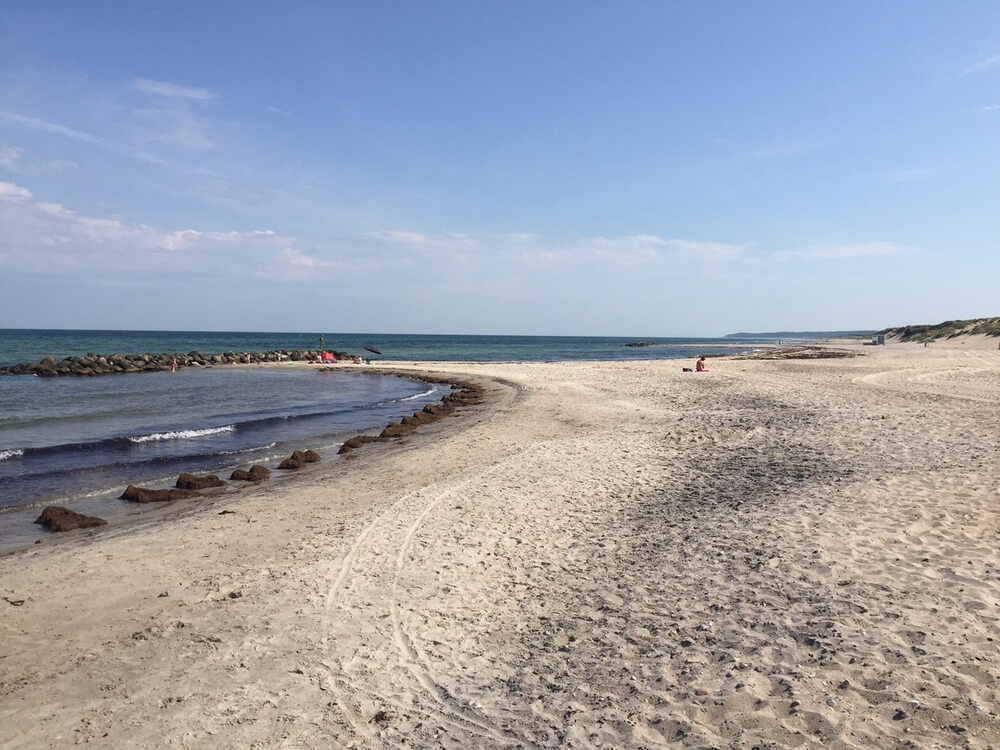 Stranden i närheten av lyxhus 406 i Nordsjälland bjuder in till en promenad.