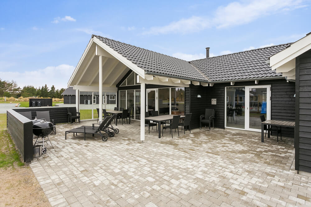 Lyxstuga nr 407 har en härlig terrass med sköna trädgårdsmöbler för 22 personer.