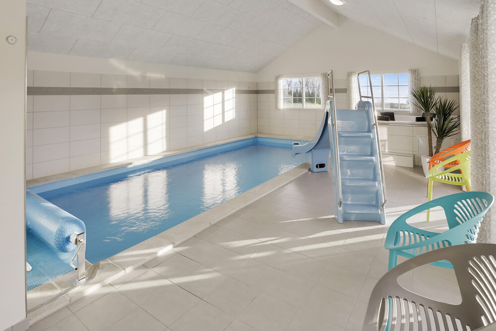 Sommarstuga 415 är inredd med en smakfull poolavdelning som har vattenrutschbana, ett stort inbyggt spapad och bastu