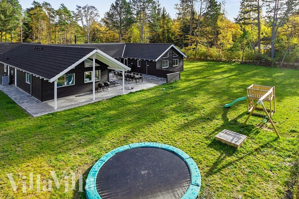 Den praktfulla poolstugan nr 410 med plats för 20 personer ligger i Nordsjälland