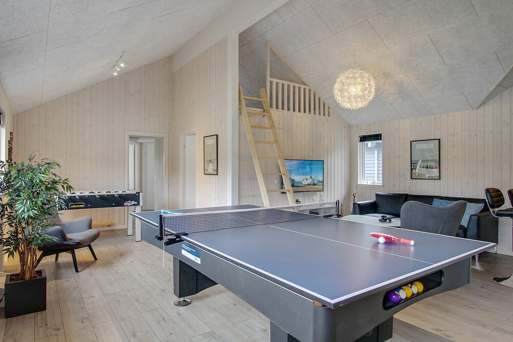 Aktivitetsrum i lyxstuga nr 409 med 7 sovrum och plats för 18 personer.