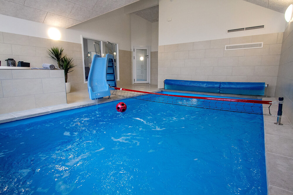 Den härliga poolen i lyxstuga nr 409 för 18 personer
