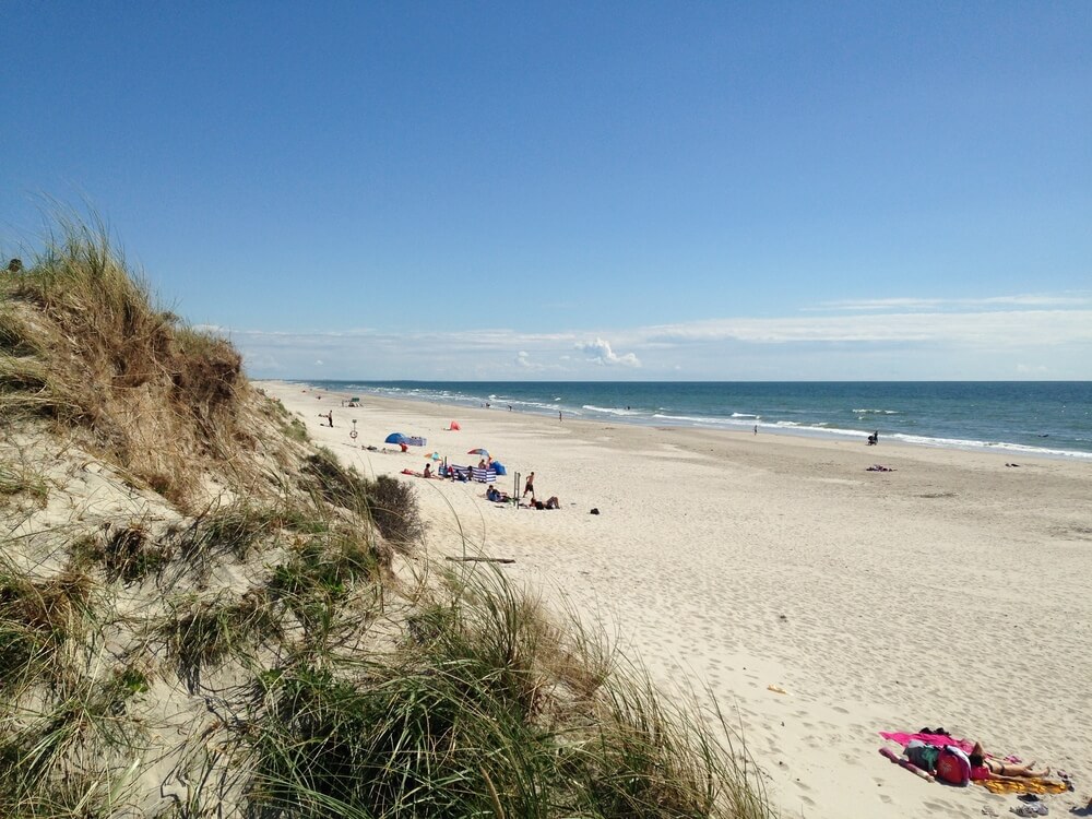 Den vackra stranden i närheten av lyxhus 409 vid Vestjylland.