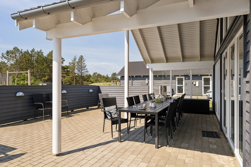 Stor terrass i lyxstuga nr 409 i Vestjylland.