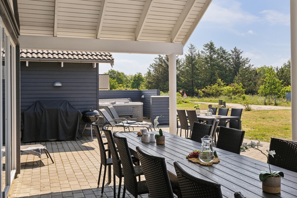 Njut av en grillkväll på terrassen i lyxstuga nr 409 i Vestjylland