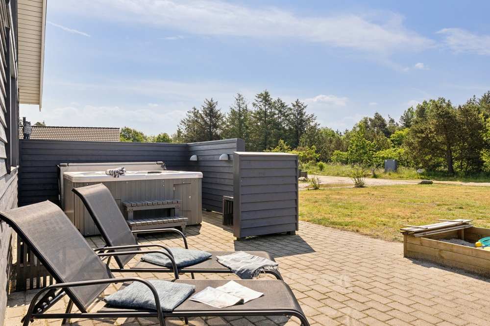 På terrassen i sommarhus nr 409 finns det plats för upp till 18 gäster.