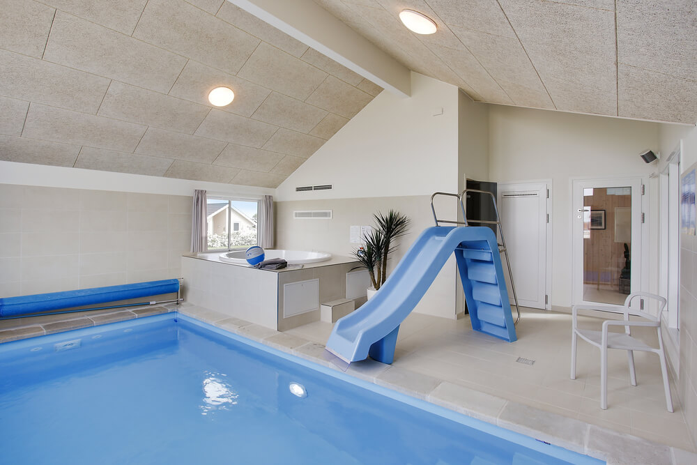 Sommarstuga 418 är inredd med en smakfull poolavdelning som har vattenrutschbana, ett stort inbyggt spapad och bastu