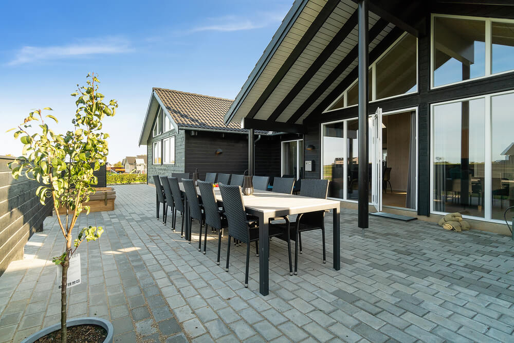 Njut av en grillkväll på terrassen i lyxstuga nr 418 i Fyn och öar