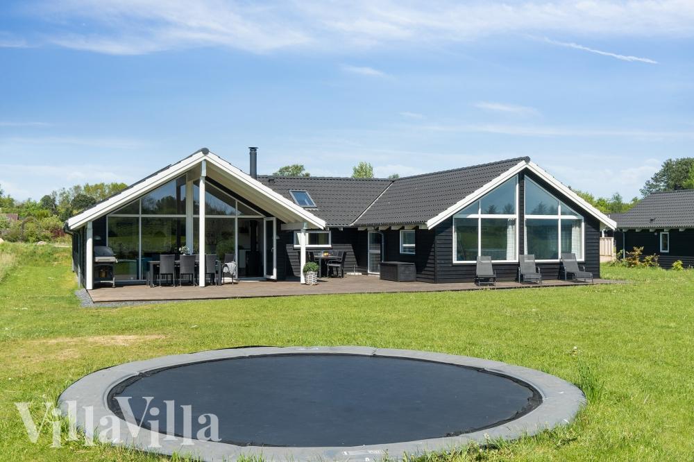 Den praktfulla poolstugan nr 417 med plats för 14 personer ligger i Nordsjälland