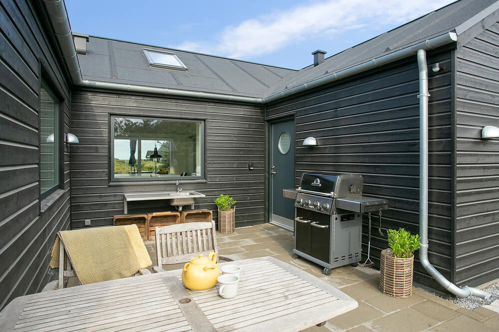 Lyxstuga nr 411 har en härlig terrass med sköna trädgårdsmöbler för 14 personer.