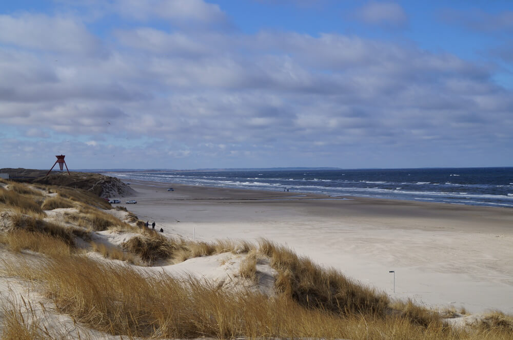 Den vackra stranden i närheten av lyxhus 411 vid Nordjylland.