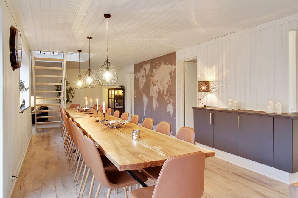 Det stora ljusa vardagsrummet i lyxstuga nr 423 för 28.