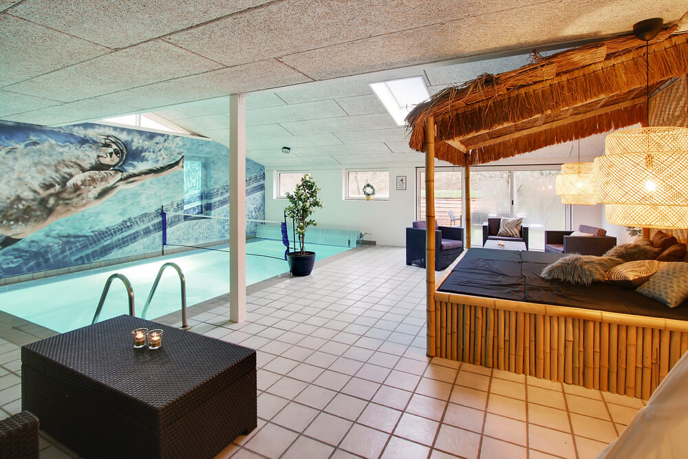 Sommarstuga 423 är inredd med en smakfull poolavdelning som har vattenrutschbana, ett stort inbyggt spapad och bastu