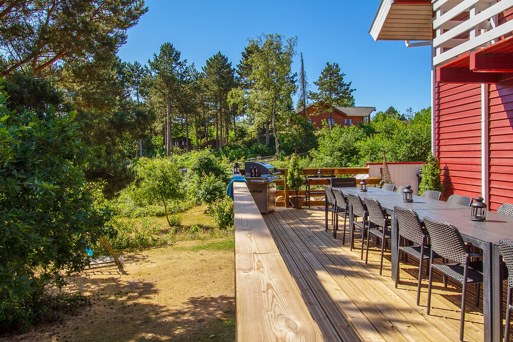 På terrassen i sommarhus nr 423 finns det plats för upp till 28 gäster.