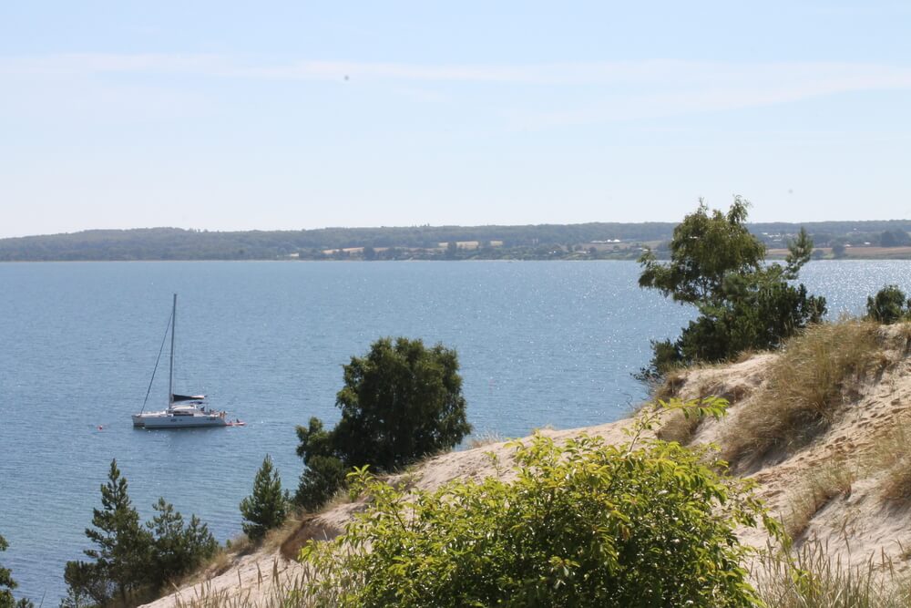 Stranden i närheten av lyxhus 421 i Østjylland bjuder in till en promenad.