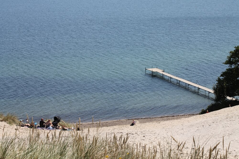 Stranden i närheten av lyxhus 421.