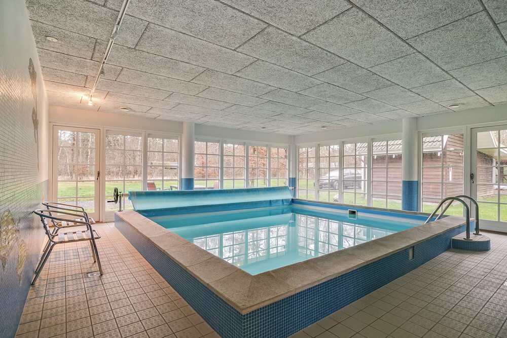 Sommarstuga 414 är inredd med en smakfull poolavdelning som har vattenrutschbana, ett stort inbyggt spapad och bastu