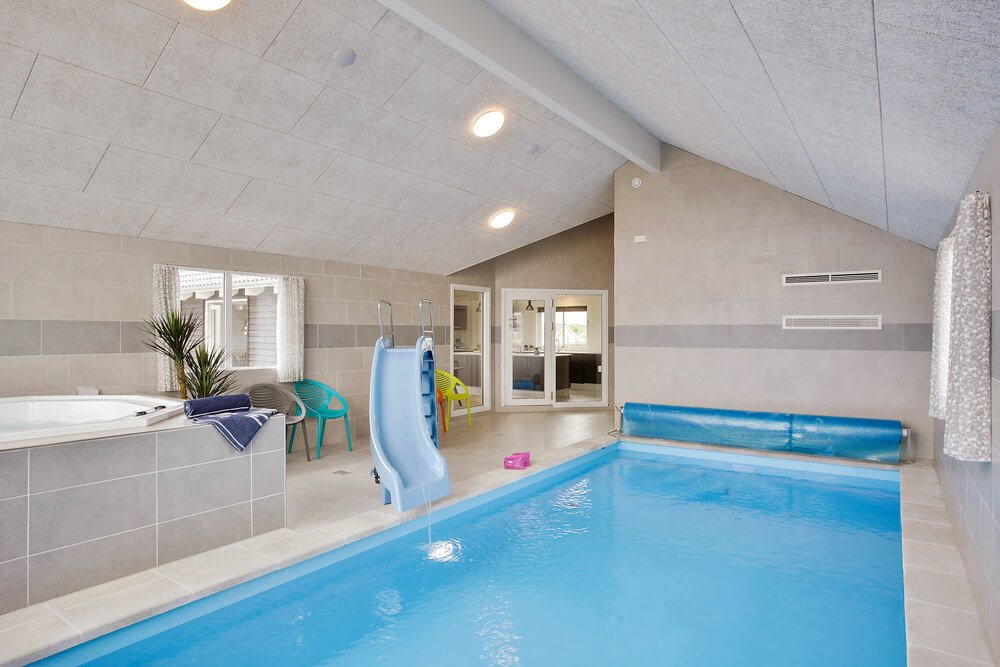 Den härliga poolen i lyxstuga nr 430 för 30 personer