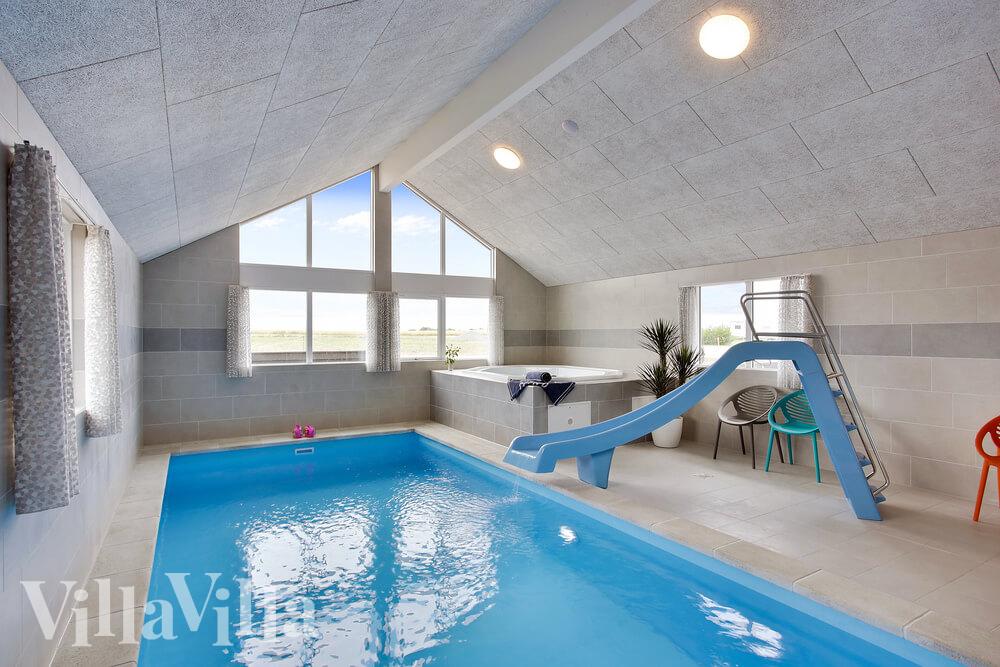 Sommarstuga 430 är inredd med en smakfull poolavdelning som har vattenrutschbana, ett stort inbyggt spapad och bastu