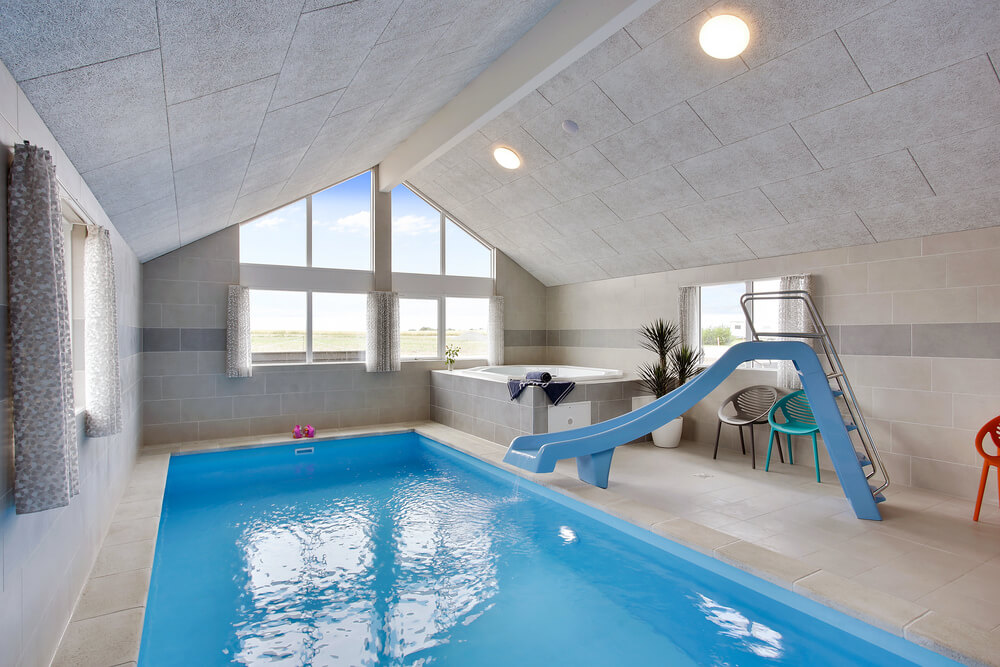 Sommarstuga 430 är inredd med en smakfull poolavdelning som har vattenrutschbana, ett stort inbyggt spapad och bastu