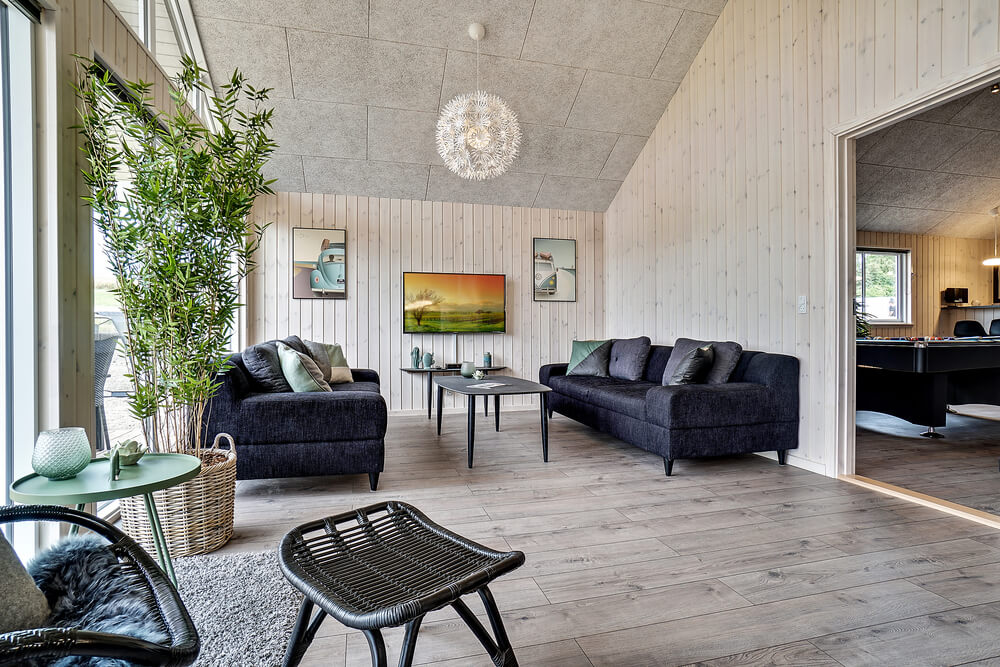 Det stora ljusa vardagsrummet i lyxstuga nr 425 för 16.