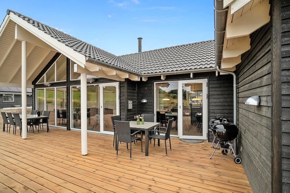 Njut av en grillkväll på terrassen i lyxstuga nr 425 i Nordsjälland