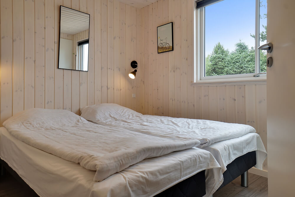 Ett av de 6 utmärkta sovrummen i lyxstuga nr 426 i Nordsjälland.