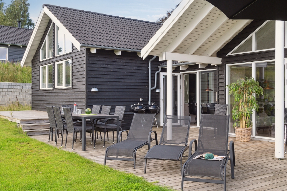 På terrassen i sommarhus nr 426 finns det plats för upp till 16 gäster.