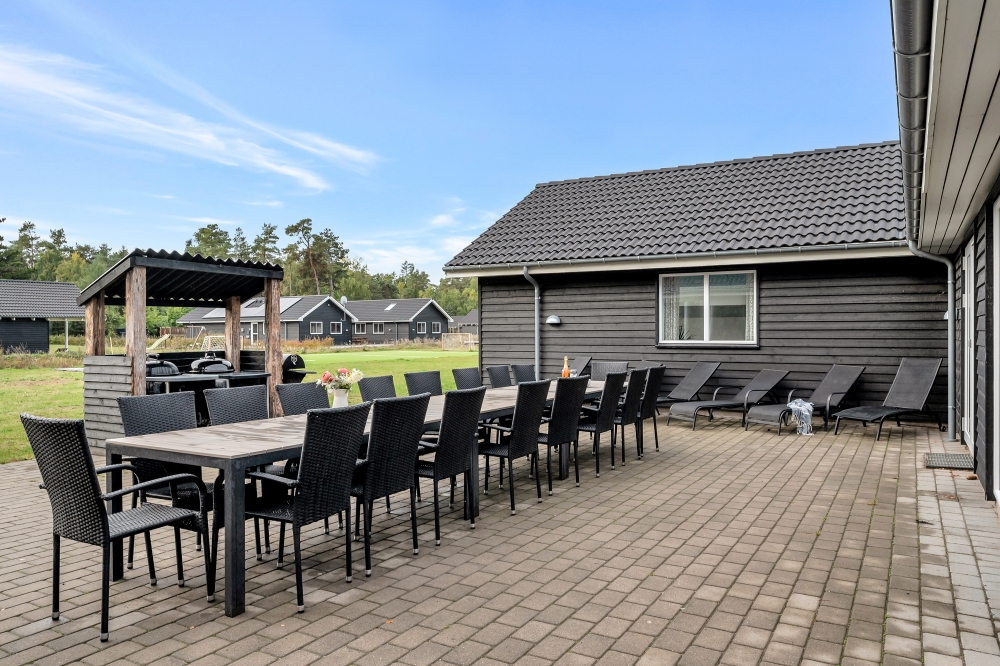 På terrassen i sommarhus nr 438 finns det plats för upp till 30 gäster.