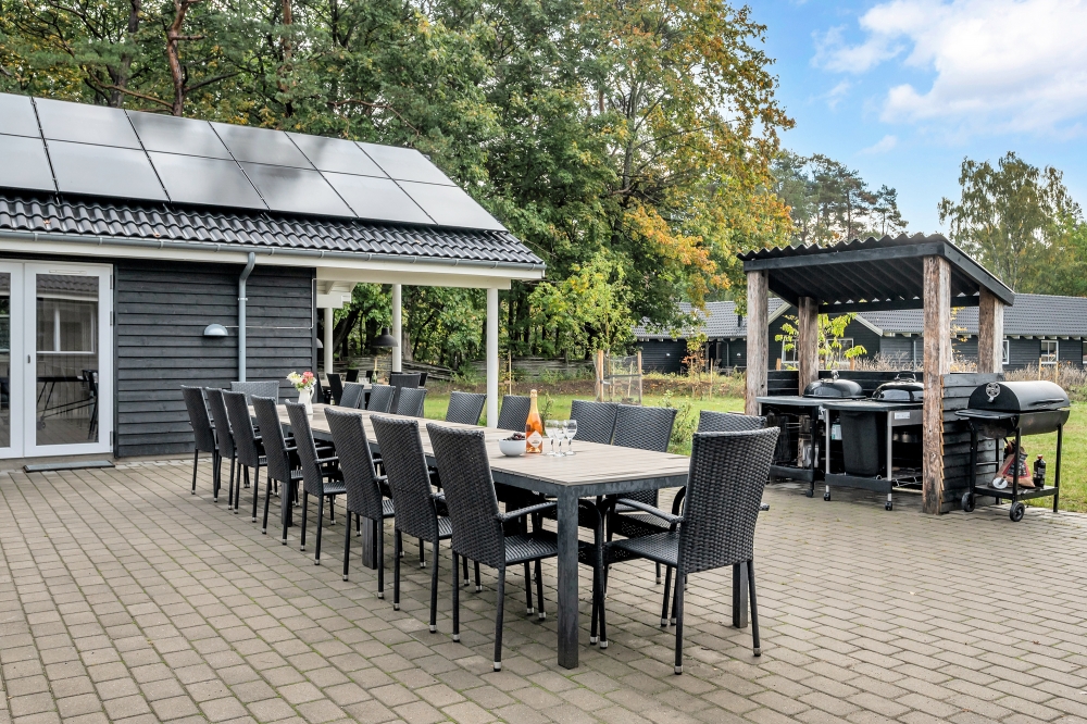 Njut av en grillkväll på terrassen i lyxstuga nr 438 i Nordsjälland