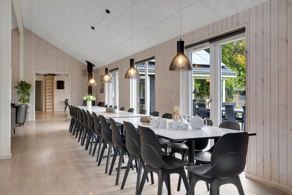 Vardagsrummet i lyxstuga nr. 438 har plats för 30 personer.