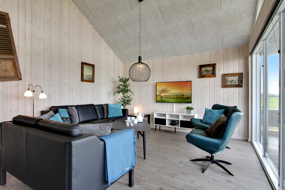 Det stora ljusa vardagsrummet i lyxstuga nr 424 för 14.