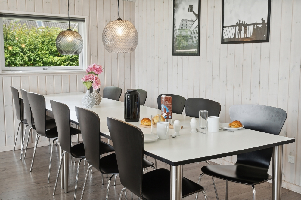 Vardagsrummet i lyxstuga nr. 427 har plats för 14 personer.