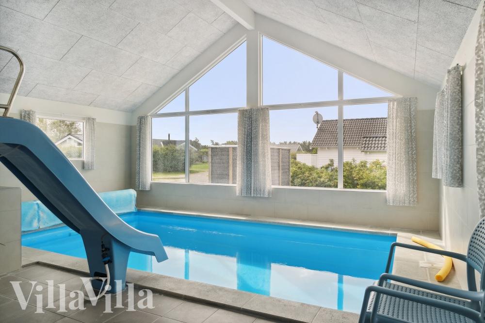 Sommarstuga 427 är inredd med en smakfull poolavdelning som har vattenrutschbana, ett stort inbyggt spapad och bastu