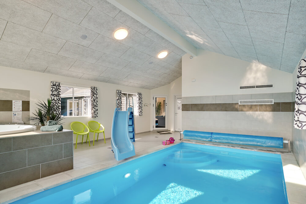 Den härliga poolen i lyxstuga nr 439 för 24 personer