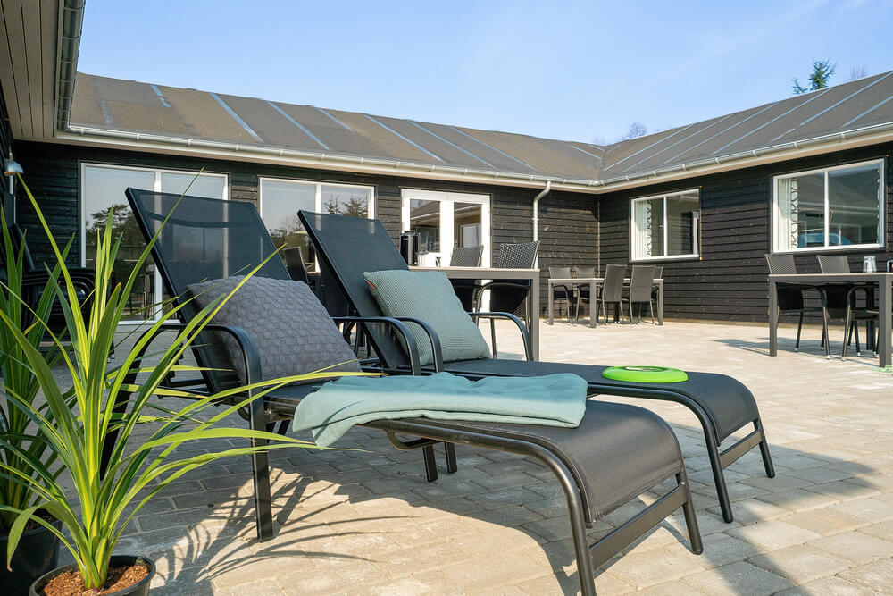 Njut av en grillkväll på terrassen i lyxstuga nr 439 i Nordjylland