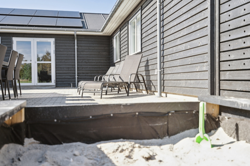 Till den trevliga sommarstugan nr 439 i Nordjylland erbjuds en mängd utomhusaktiviteter, t.ex. lektorn och gungor