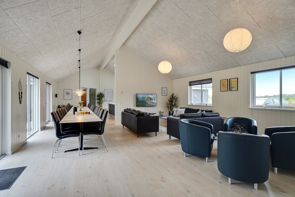 Vardagsrummet i lyxstuga nr. 429 har plats för 30 personer.