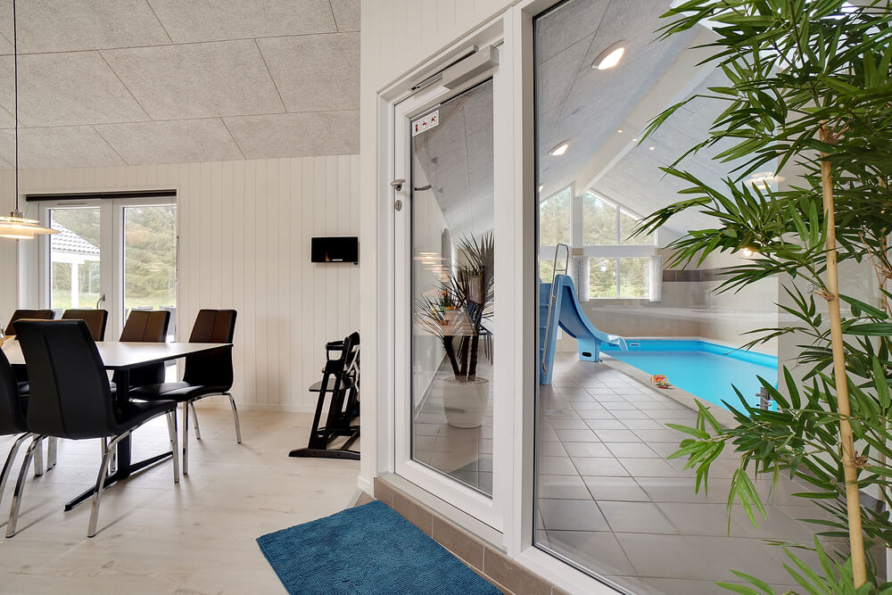 Det stora ljusa vardagsrummet i lyxstuga nr 429 för 30.